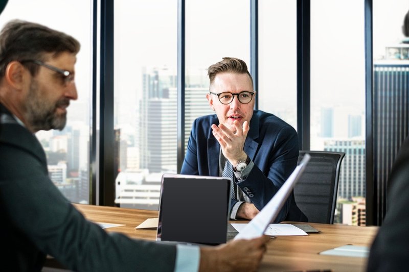 fractional-cmo-boardroom-discussion